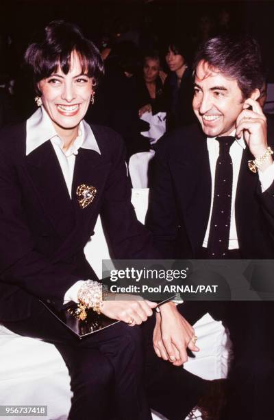 Inès de La Fressange et son mari Luigi d'Urso lors du défilé Lanvin, Haute Couture, collection Printemps-été 1992 à Paris en janvier 1992, France.