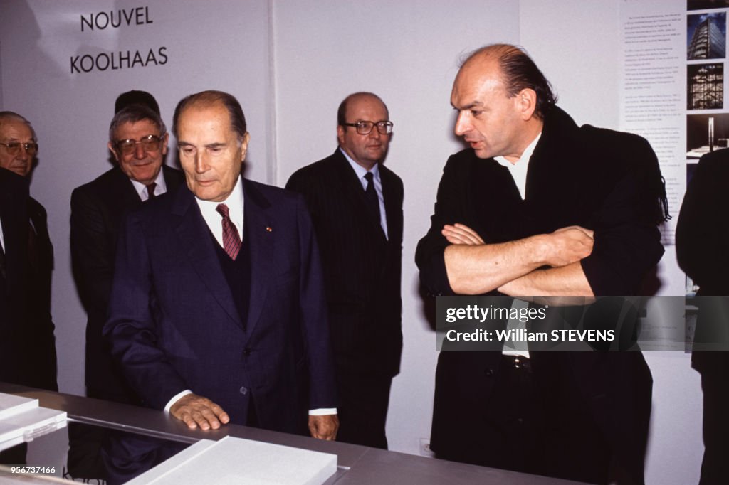 François Mitterrand à l'exposition consacrée à la future TGB