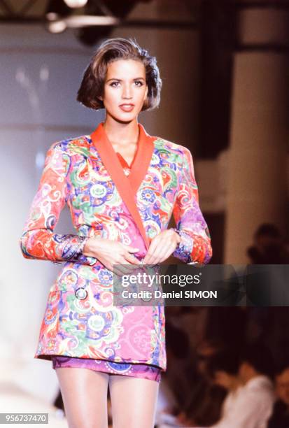 Défilé Versace en juillet 1990 à Paris, France.