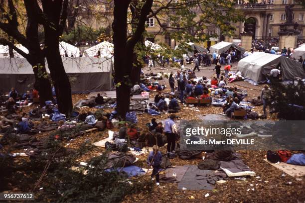 Réfugiés est-allemand après le chute du mur de Berlin à Prague en République Tchèque le 5 novembre 1989.