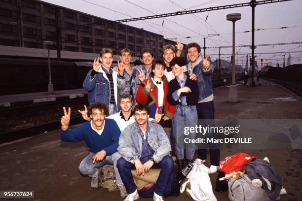 Réfugiés est-allemand faisant le signe de la victoire après le chute du mur de Berlin à Prague en République Tchèque le 5 novembre 1989.