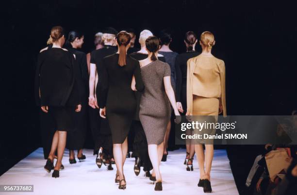 Top models de dos sur le podium pendant le défilé Michel Klein en mars 1998 à Paris, France.