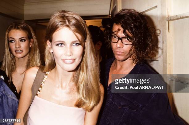 Karen Mulder, Claudia Schiffer et Michael Hutchence lors du défilé Versace collection Haute Couture, Automne-Hiver 1991-92 à Paris en juillet 1991,...
