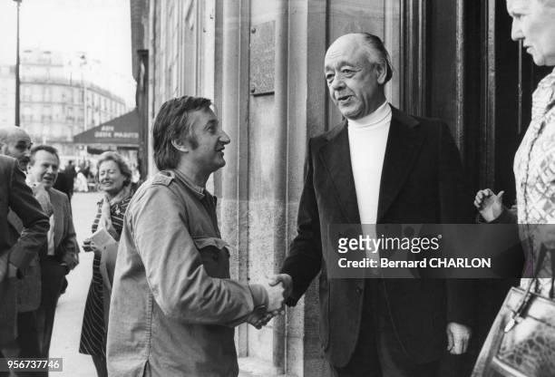 Auteur roumain Dumitru Tsepeneag serre la main de l'auteur Eugène Ionesco en juin 1975 à Paris, France.