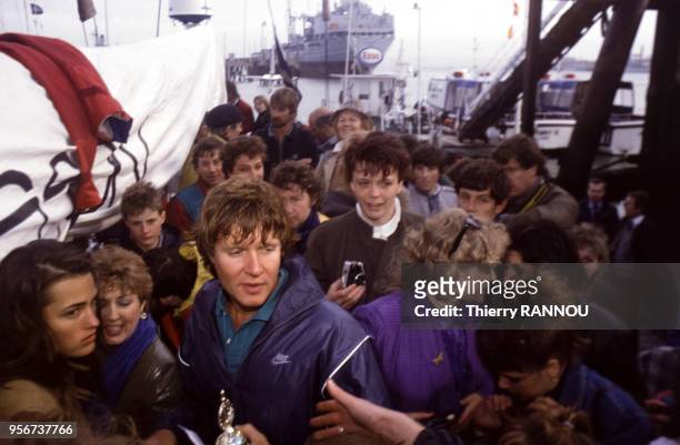 Le chanteur Simon Le Bon lors de l'arrivée de la Course nautique autour du monde le 10 mai 1986 à Portsmouth, Royaume-Uni.
