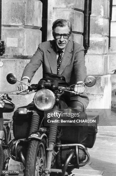 John Kenneth Galbraith, économiste, à moto en octobre 1977.