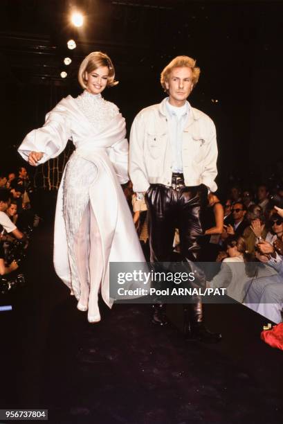 Karen Mulder et le couturier Claude Montana au défilé Lanvin, Haute Couture, collection Automne-Hiver 1991-92 à Paris en juillet 1991, France.