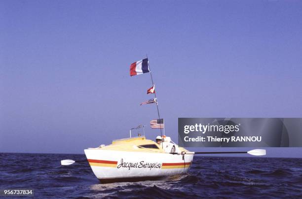 Guy Lemonnier pendant la traversée de l'océan Atlantique à la rame à bord du Jacquet Entreprises, un bateau de 5,50 mètres de long, en juin 1987, à...