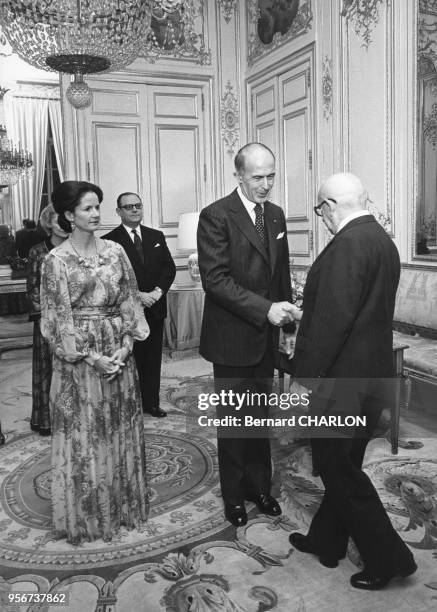 Le président Valéry Giscard d'Estaing avec son épouse Anne-Aymone accueillent Edgar Faure lors d'une soirée au Palais de l'Elysée avec au centre...