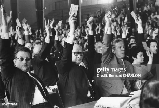 Au centre Guy Mollet au moment du vote lors d'un congrès socialiste en juin 1971 à Epinay-sur-Seine, France.