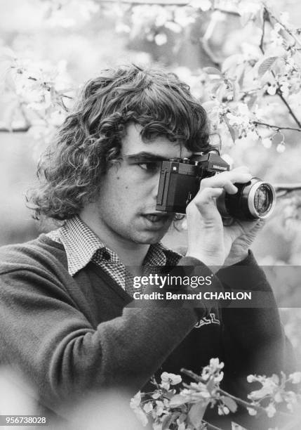 Dominique Rocheteau, footballeur, entrain de photographier en mai 1976, France.