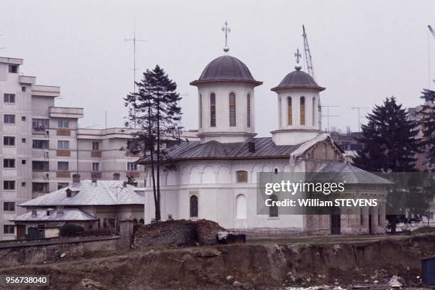 Eglise située dans une zone destinée à accueillir une nouvelle urbanisation en novembre 1989, à Bucarets, Roumanie.