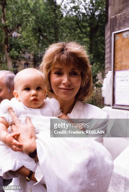 Mireille Darc lors du baptême de Jeremy, fils de François Valéry et Nicole Calfan, en mai 1987 à Neuilly-sur-Seine, France.