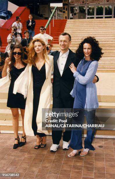 Andie MacDowell, Wim Wenders, Traci Lind lors du Festival de Cannes pour le film 'the end of violence' le 12 mai 1997, France.