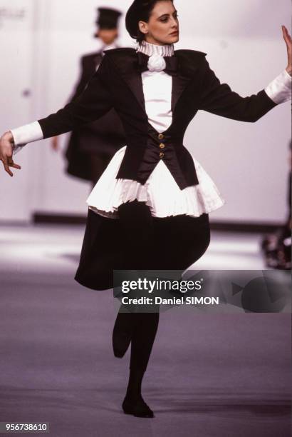 Inès de La Fressange au défilé Chanel, Prêt-à-Porter, collection Automne-Hiver 1987-1988 à Paris en mars 1987, France.