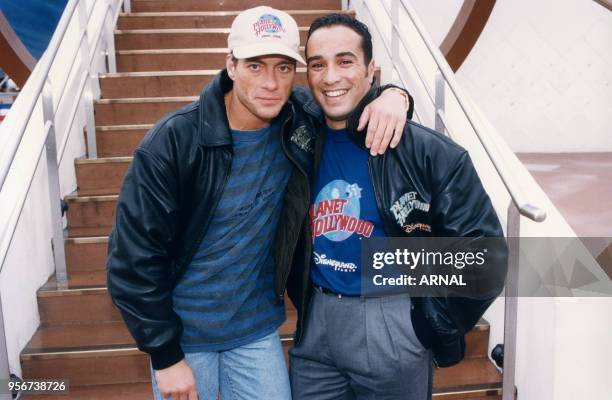 Jean-Claude Van Damme et Ghani Yalouz à Disneyland Paris le 2 octobre 1996, France.