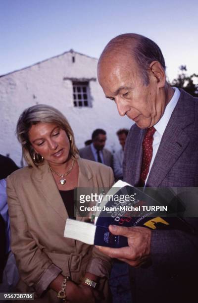 Valéry Giscard d'Estaing dédicace l'un de ses ouvrages le 6 juillet 1991, France.