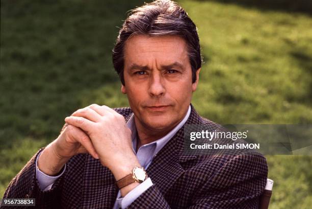 Portrait d'Alain Delon pendant le tournage de la minisérie télévisée 'Cinéma', en France en mars 1988.