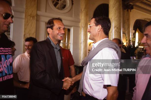 Poignée de mains entre François Léotard et Gérard Longuet en août 1991 à Cabourg, France.