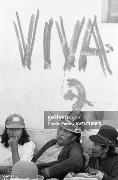 Un groupe de femmes lors d'une manifestation de paysans dans la ville de Puno le 10 avril 1986, Pérou.