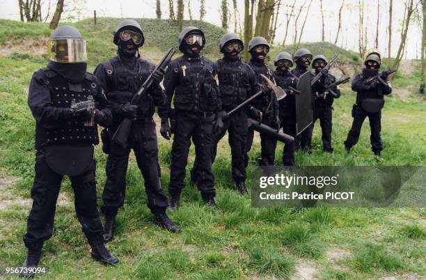 Membres de la Brigade Anti-Gang lors d'un entrainement en avril 1997 en banlieue parisienne, France.