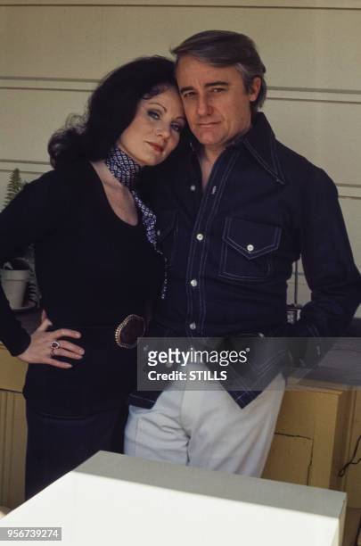 Robert Vaughn et sa femme Linda chez eux en Californie en 1981, Etats-Unis.