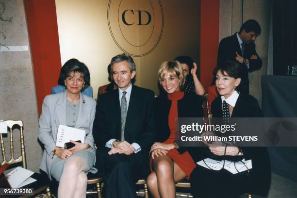 Bernard Arnault avec son épouse Hélène, au centre, et Lise Toubon, à droite, en mars 1997 à Paris, France.
