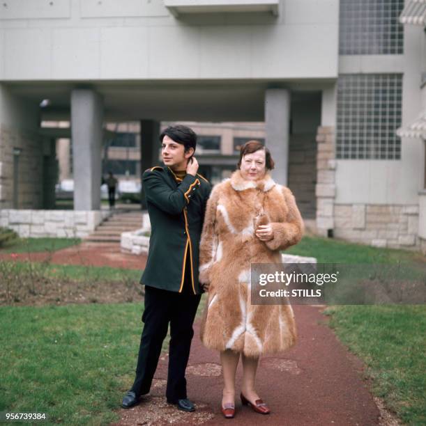 Hervé Villard chez lui à Paris en 1974, France.