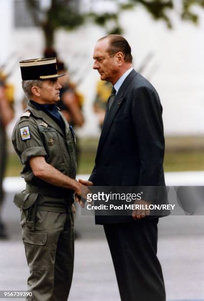 Jacques Chirac serre la main d'un militaire lors d'une cérémonie le 1er juin 1995 à Vannes, France.