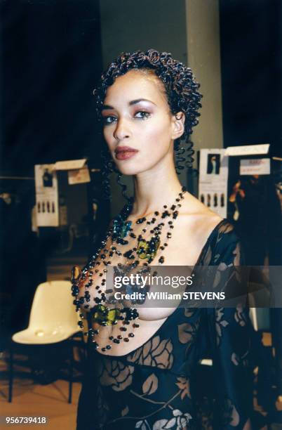 Top model Brandi Quinones portant une robe de la styliste Lolita Lempicka laissant apparaître la poitrine en mars 1997 à Paris, France.