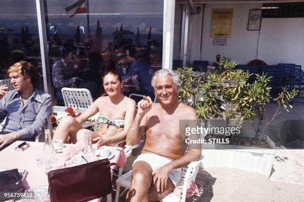 Acteur et écrivain espagnol José Luis de Vilallonga et sa femme Syliane Stella en vacances sur la Cote d'Azur en 1974, France.