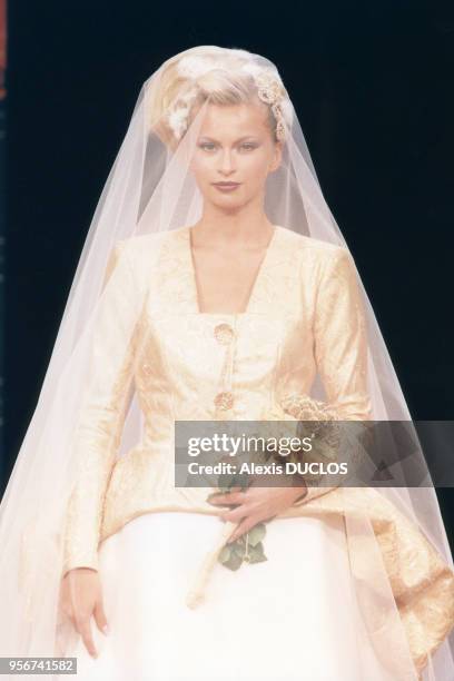 Mannequin portant la traditionnelle robe de mariée en fin de défilé de haute-couture pour la collection Lecoannet-Hemant automne-hiver le 7 juillet...