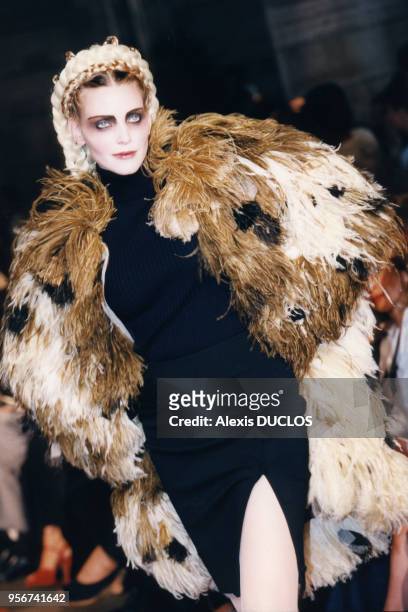 Portrait du mannequin Nadja Auermann portant un manteau extravagant composé de plumes au défilé de haute-couture Jean-Paul Gaultier pour la...