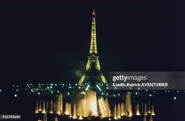 Le nouvel éclairage de la Tour Eiffel, à Paris, France le 1 janvier 1986.