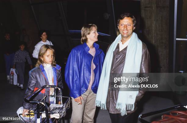 Marie-France Cubadda, son marie et sa fille à Roissy, France le 3 janvier 1986.