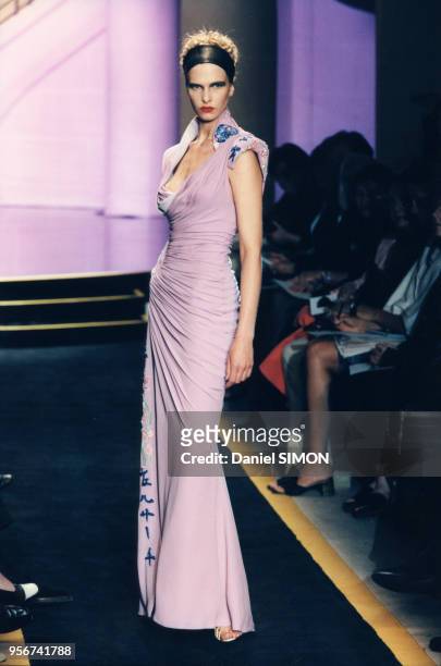 Top-model portant une robe longue lors du défilé Versace pour la collection de haute-couture automne-hiver 1997-98 le 6 juillet 1997 à Paris, France.