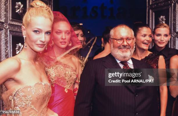 Le couturier Gianfranco Ferré avec Karen Mulder, Helena Christensen et Nadja Auermann lors de son défilé pour la collection Haute-Couture,...