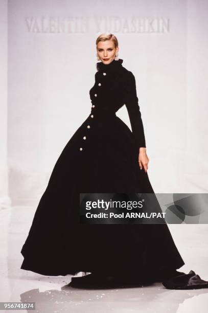 Nadja Auermann au défilé Yudashkin, Haute-Couture, collection Automne-Hiver 1996-97 à Paris en juillet 1996, France.