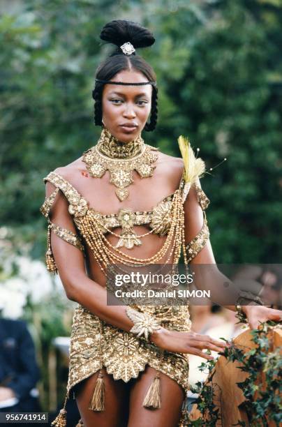 Portrait du top-model Naomi Campbell lors du défilé Christian Dior pour la collection de haute-couture automne-hiver 1997-98 le 6 juillet 1997 à...