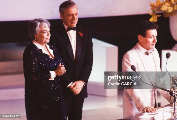 Simone Signoret, Yves Montand et Claude Zidi lors de la 10ème nuits des Césars à Paris en mars 1985, France.