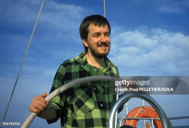 Le réalisateur Jean-Jacques Beineix sur un voilier le 9 mai 1986 à Cannes, France.