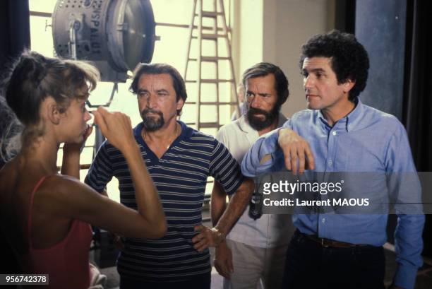 Droite Claude Lelouch lors du tournage du film 'Les Uns et les autres' avec le chorégraphe Maurice Béjart, 2e à gauche, en juillet 1980 à Paris,...