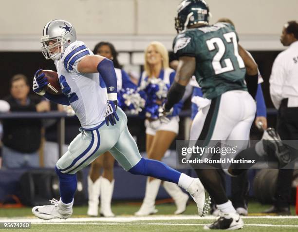 Tight end Jason Witten of the Dallas Cowboys runs after a catch making it to the one-yard line during the 2010 NFC wild-card playoff game against the...