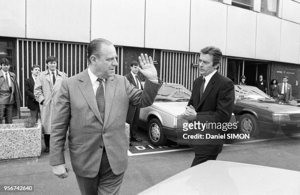 Alain Delon vient soutenir Raymond Barre lors de la campagne électorale à Paris le 11 avril 1988, France.