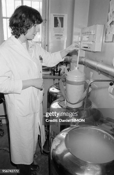 Une employée du CECOS à Paris en mars 1984, France.