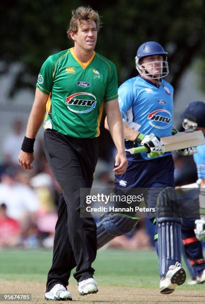 Jacob Oram of Central walks back to his mark as Scott Styris of Auckland takes a run during the HRV Cup Twenty20 match between the Auckland Aces and...