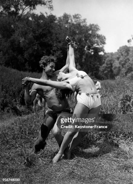 Jeune homme et jeune femme à moitié dévêtus dansent pendant la fête du naturisme au Domaine de Physiopolis à Villenes-sur-Seine, France en 1932.