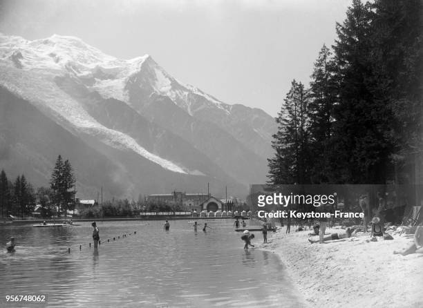 Piscine naturelle et le Mont-Blanc au fond, à Chamonix, France en 1934.