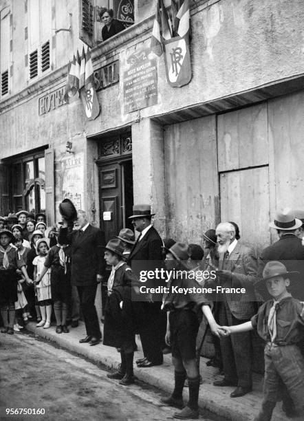 Scouts formant une chaîne humaine devant la mairie pour accueillir le cortège napoléonien à Sisteron, France en juillet 1932.