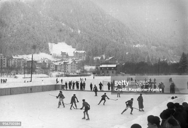 Match de hockey sur glace à la patinoire de Chamonix, France en janvier 1935.